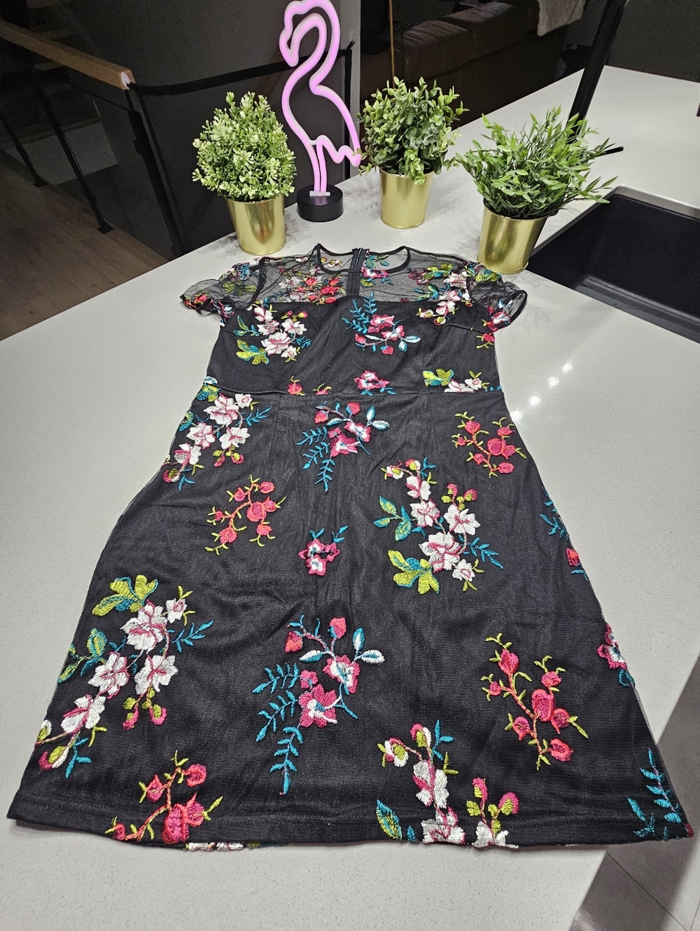 Magnifique Robe Avec Broderies Florales